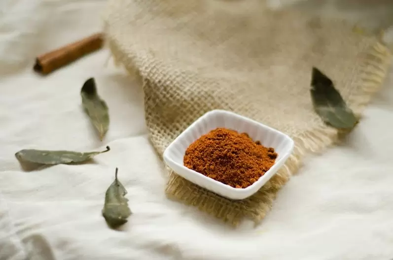 Cinnamon is a useful spice that contributes to the balance of blood insulin